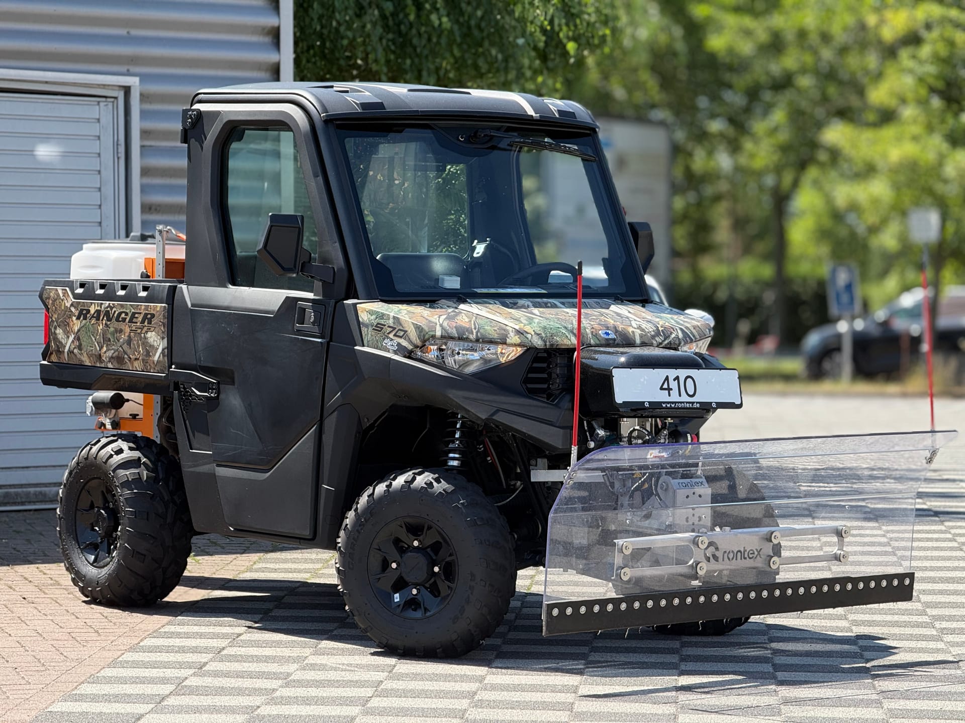 Winterdienstfahrzeug Polaris Ranger mit Rontex-Schneepflug
